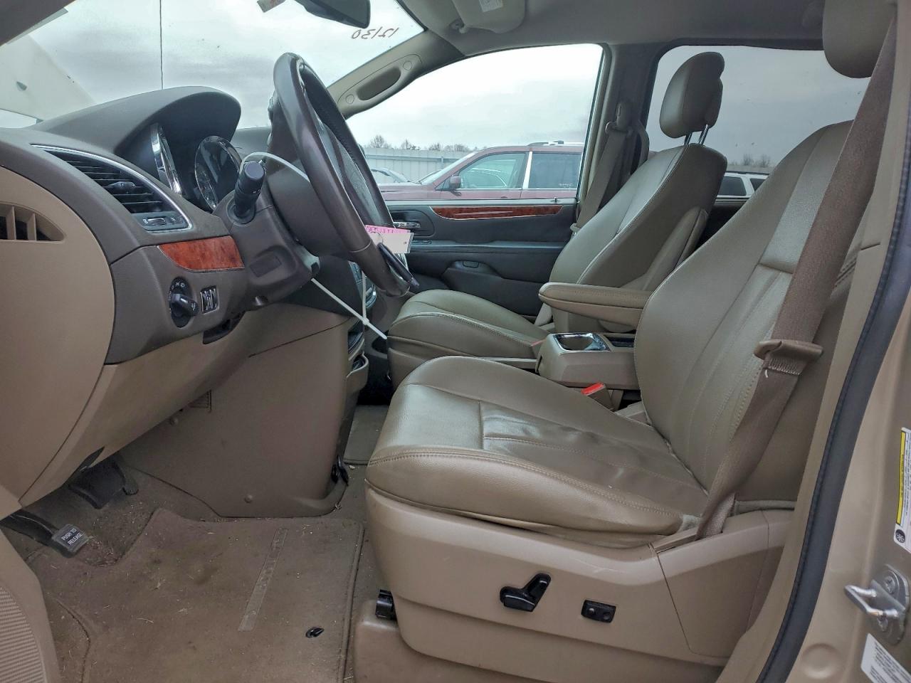 Chrysler Minivan Touring Image 4