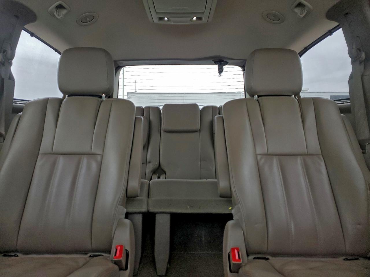 Chrysler Minivan Touring Image 8