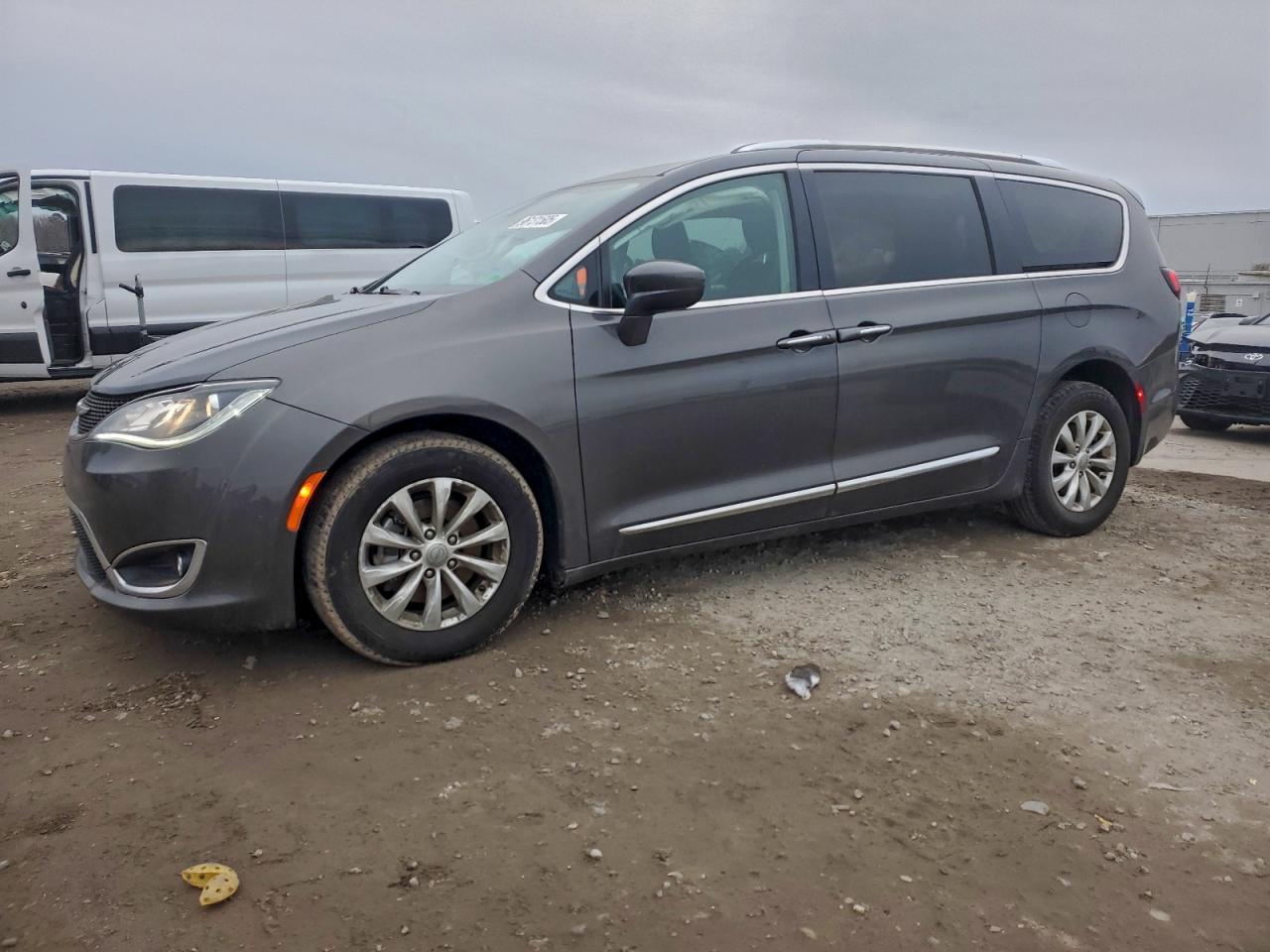 Chrysler Pacifica Touring L Image 1