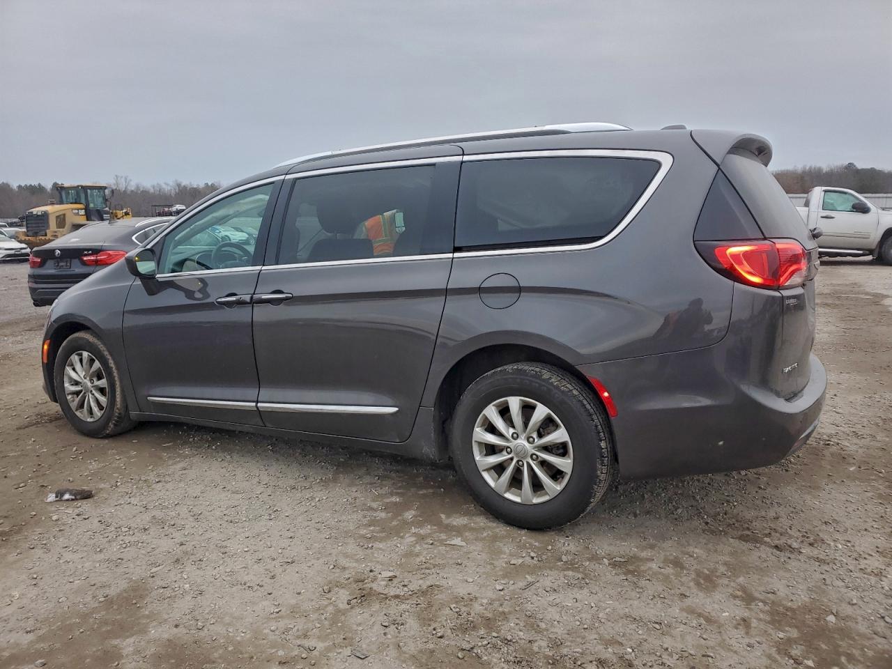 Chrysler Pacifica Touring L Image 4