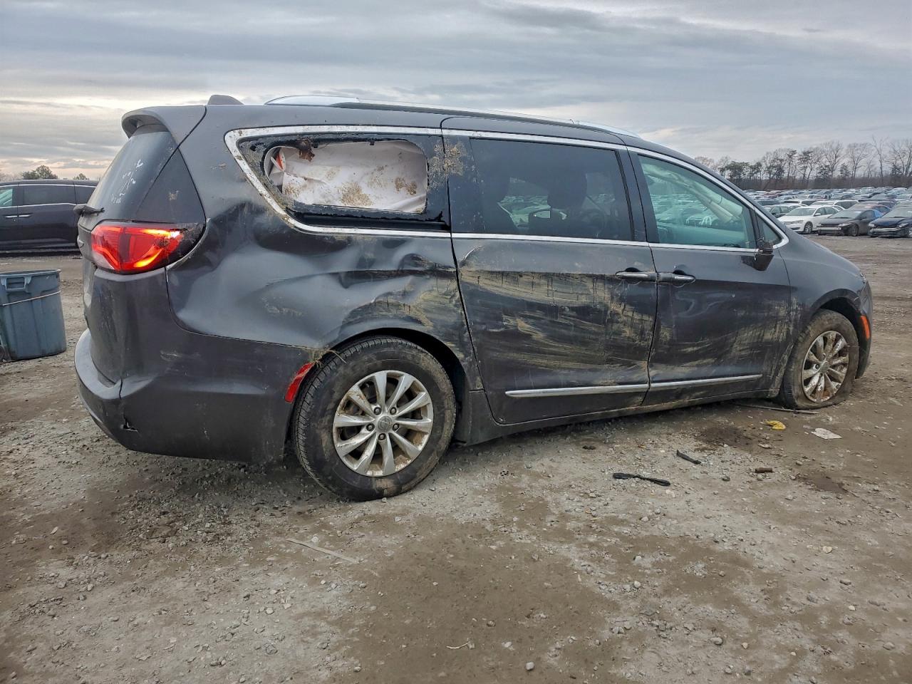 Chrysler Pacifica Touring L Image 2