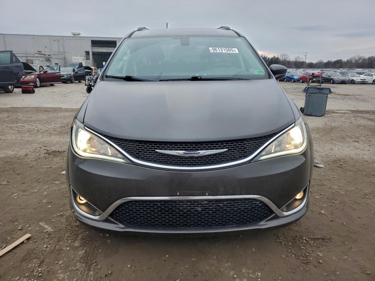 Chrysler Pacifica Touring L Image 9