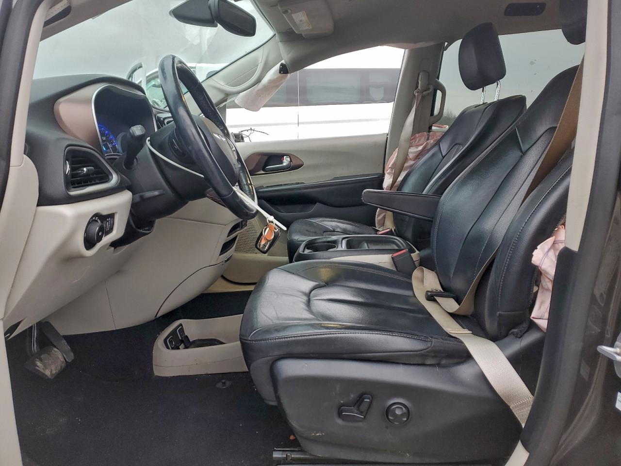 Chrysler Pacifica Touring L Image 5