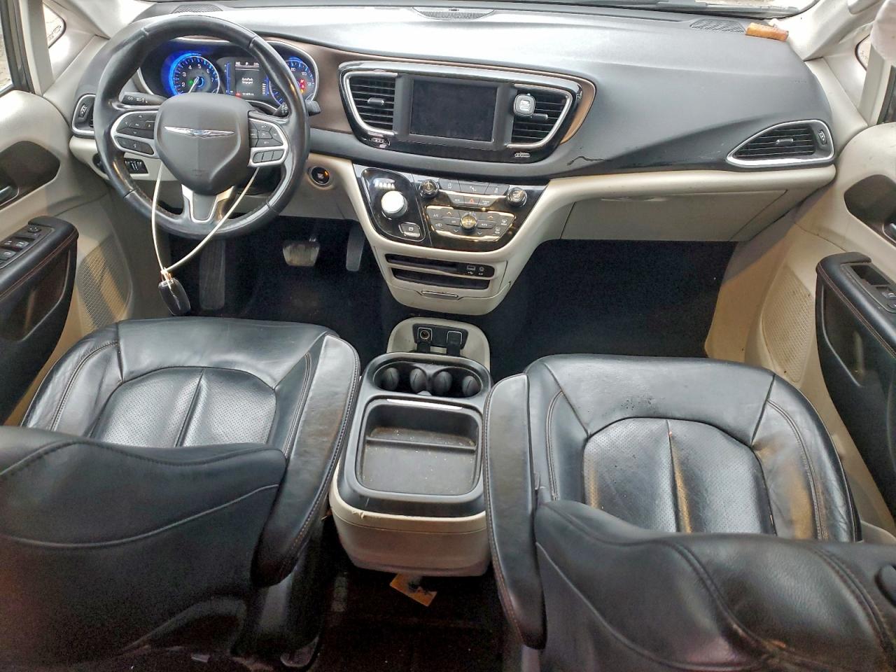 Chrysler Pacifica Touring L Image 10