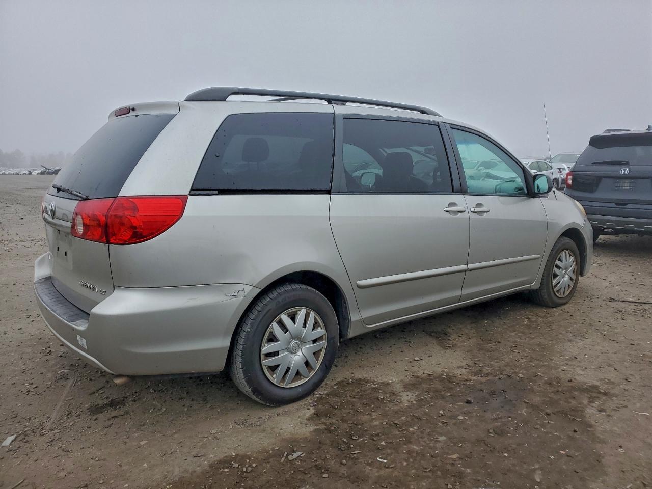 Toyota Sienna Ce Image 7