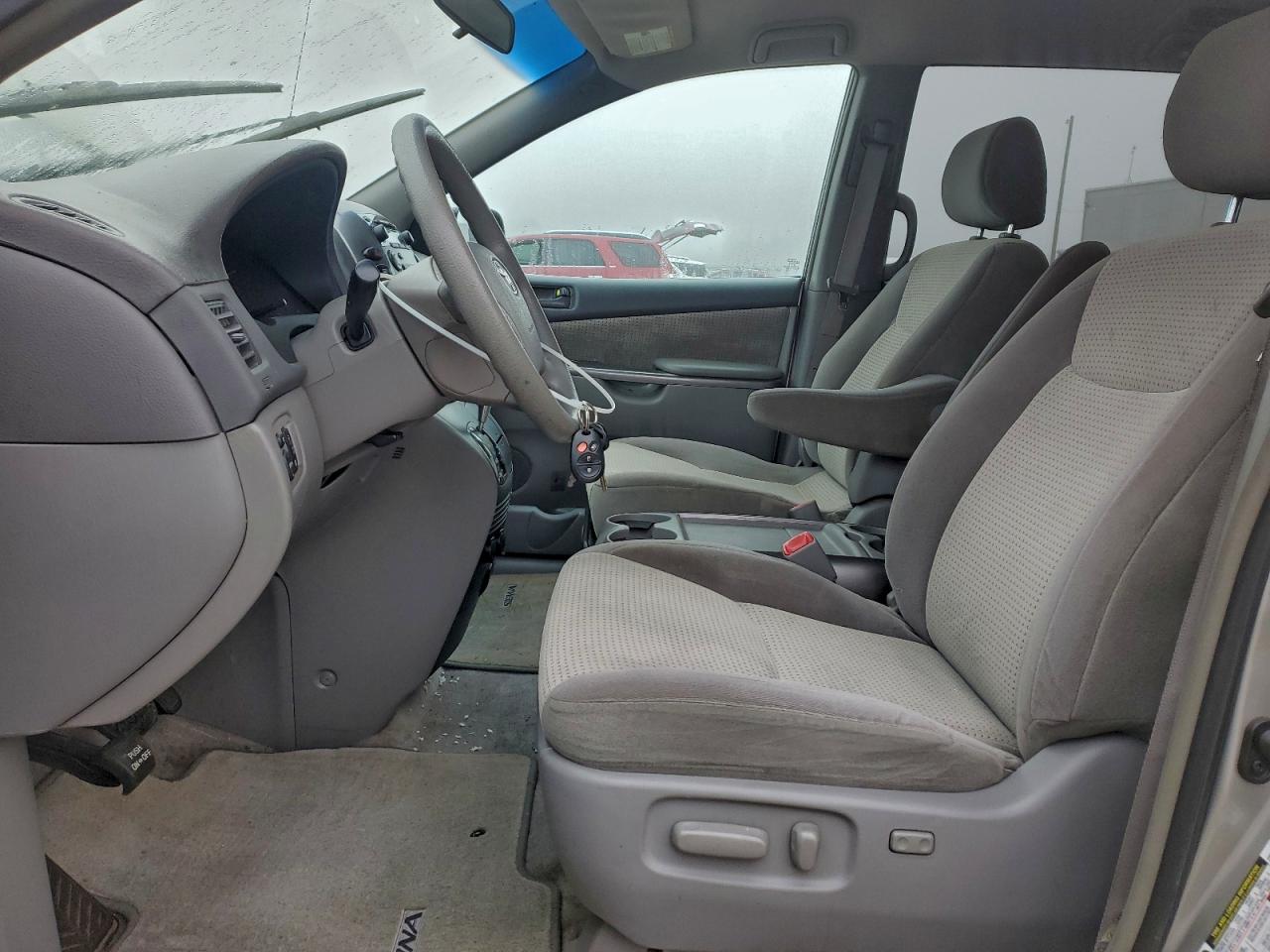 Toyota Sienna Ce Image 9