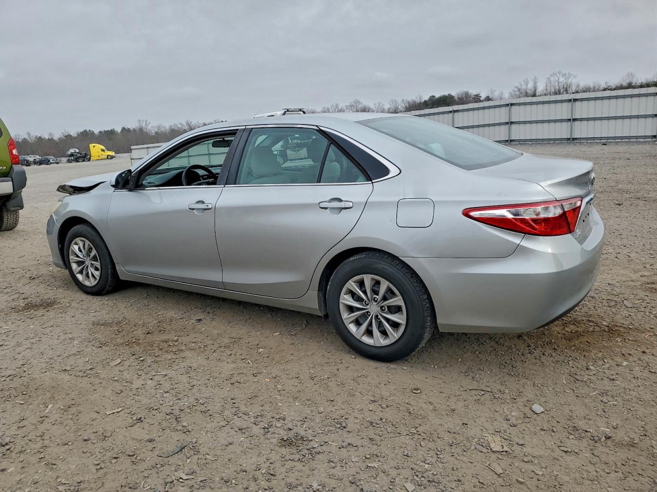 Toyota Camry Le Image 3