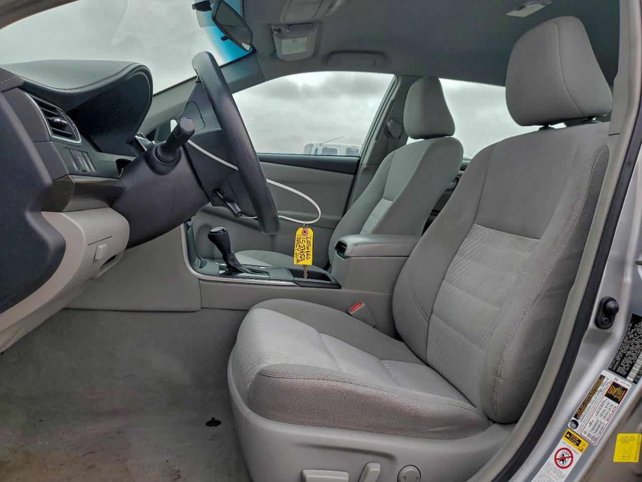 Toyota Camry Le Image 6