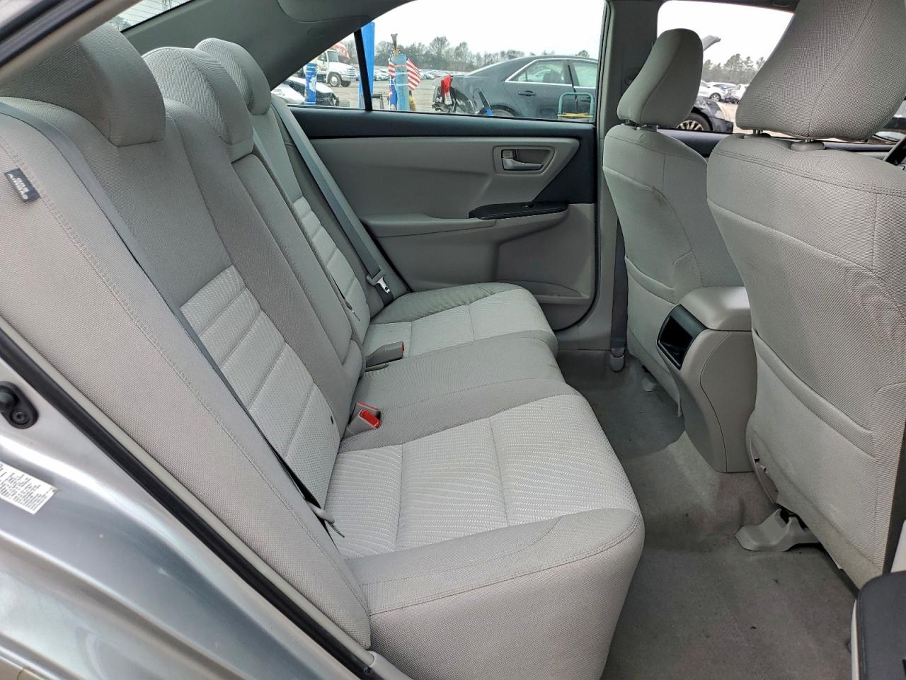 Toyota Camry Le Image 9