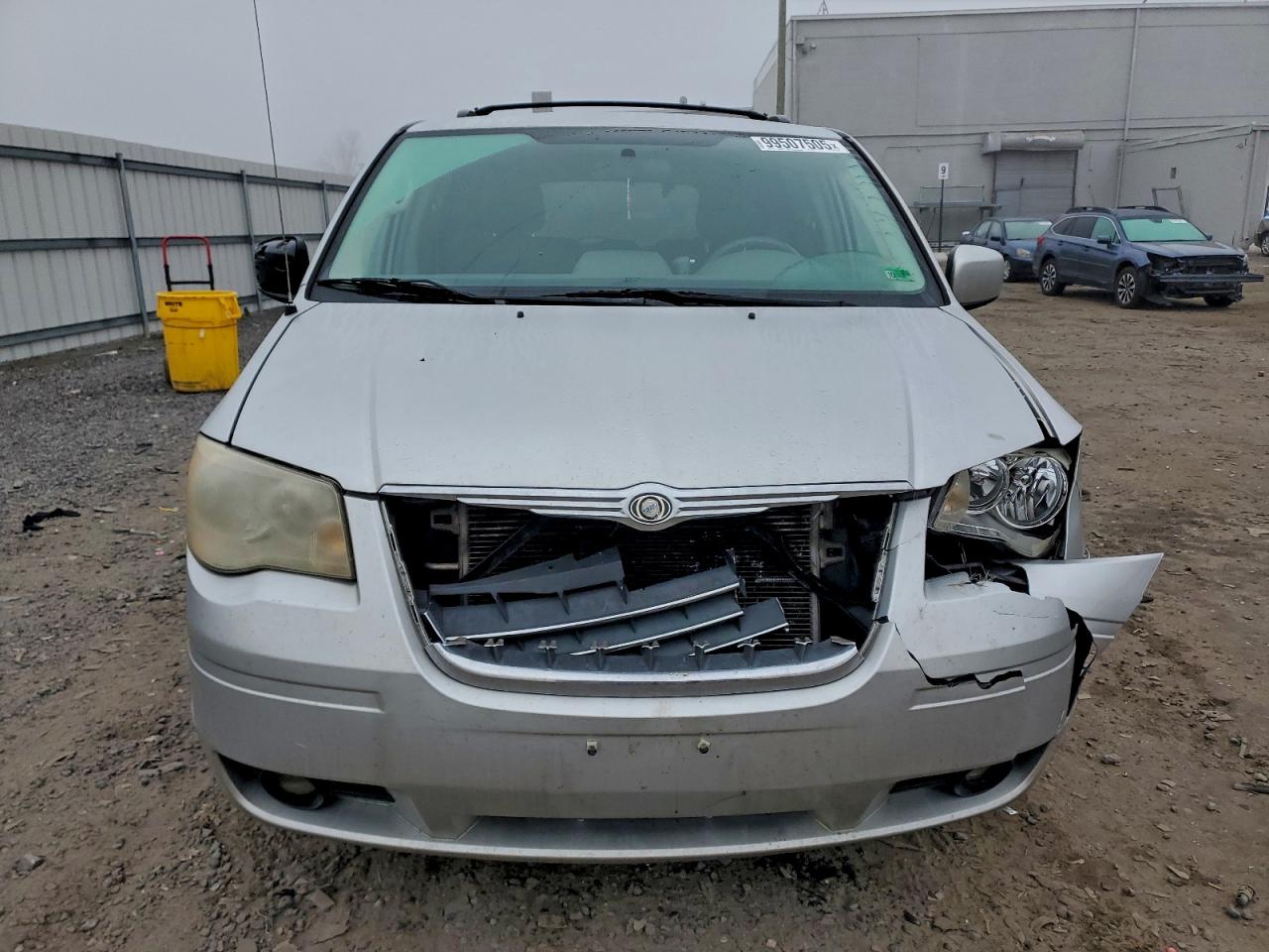 Chrysler Minivan Touring Image 9