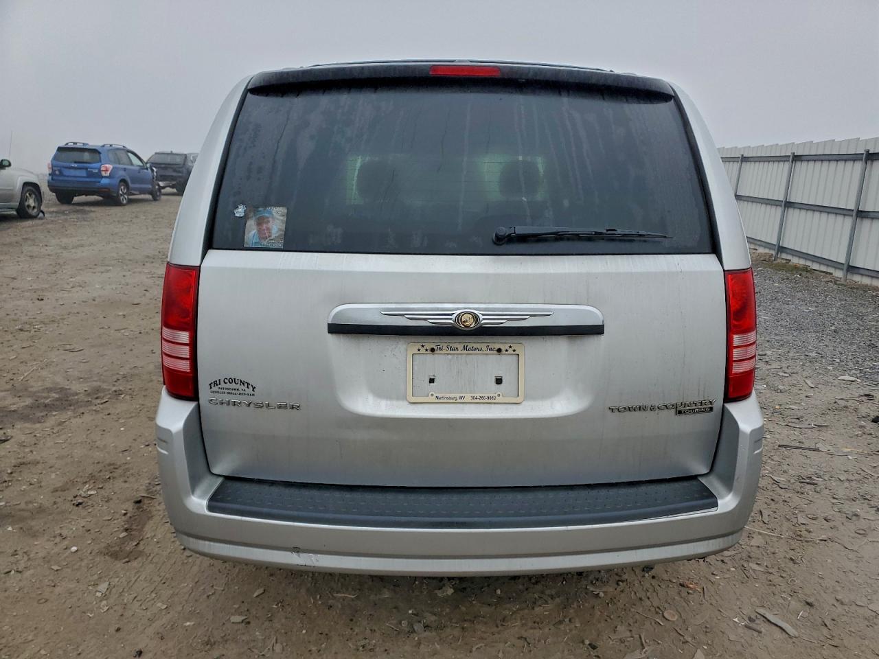 Chrysler Minivan Touring Image 5