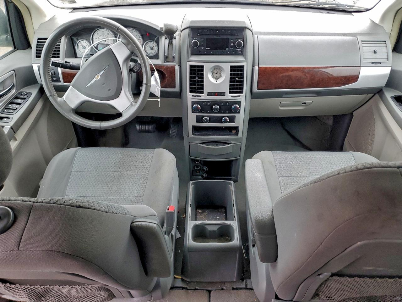 Chrysler Minivan Touring Image 8