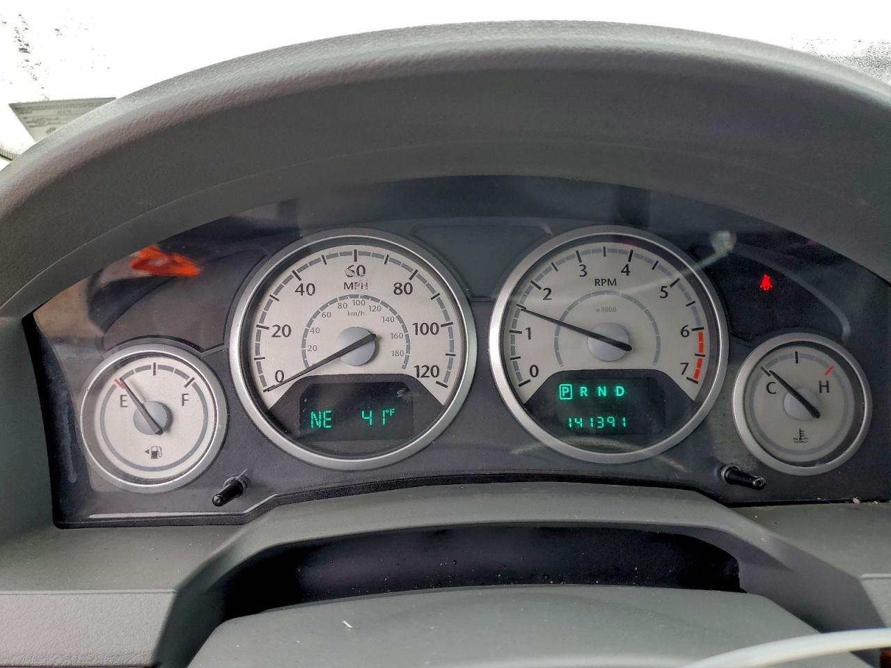 Chrysler Minivan Touring Image 12