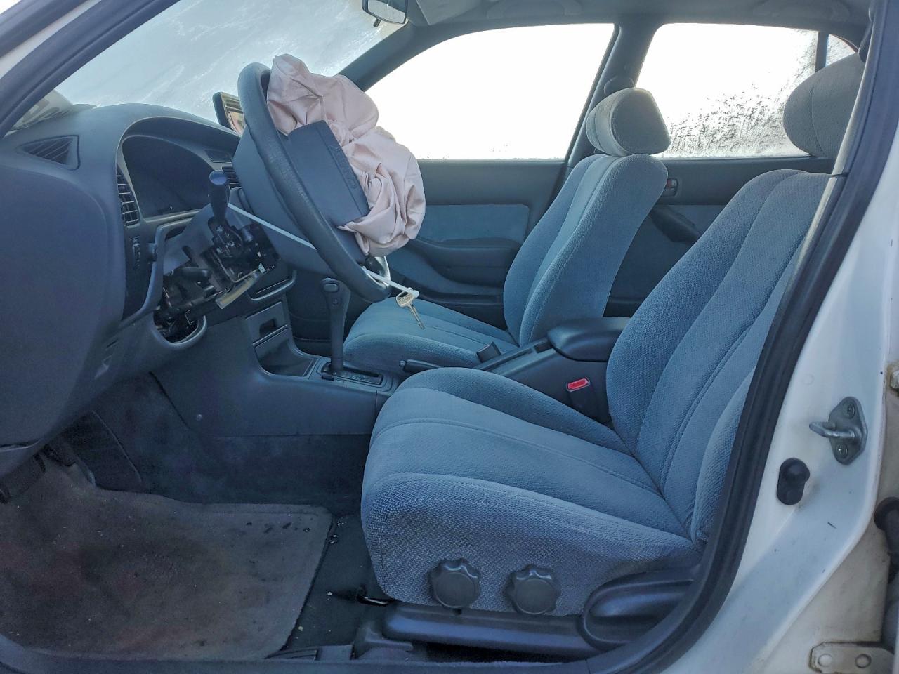 Toyota Camry Le Image 5