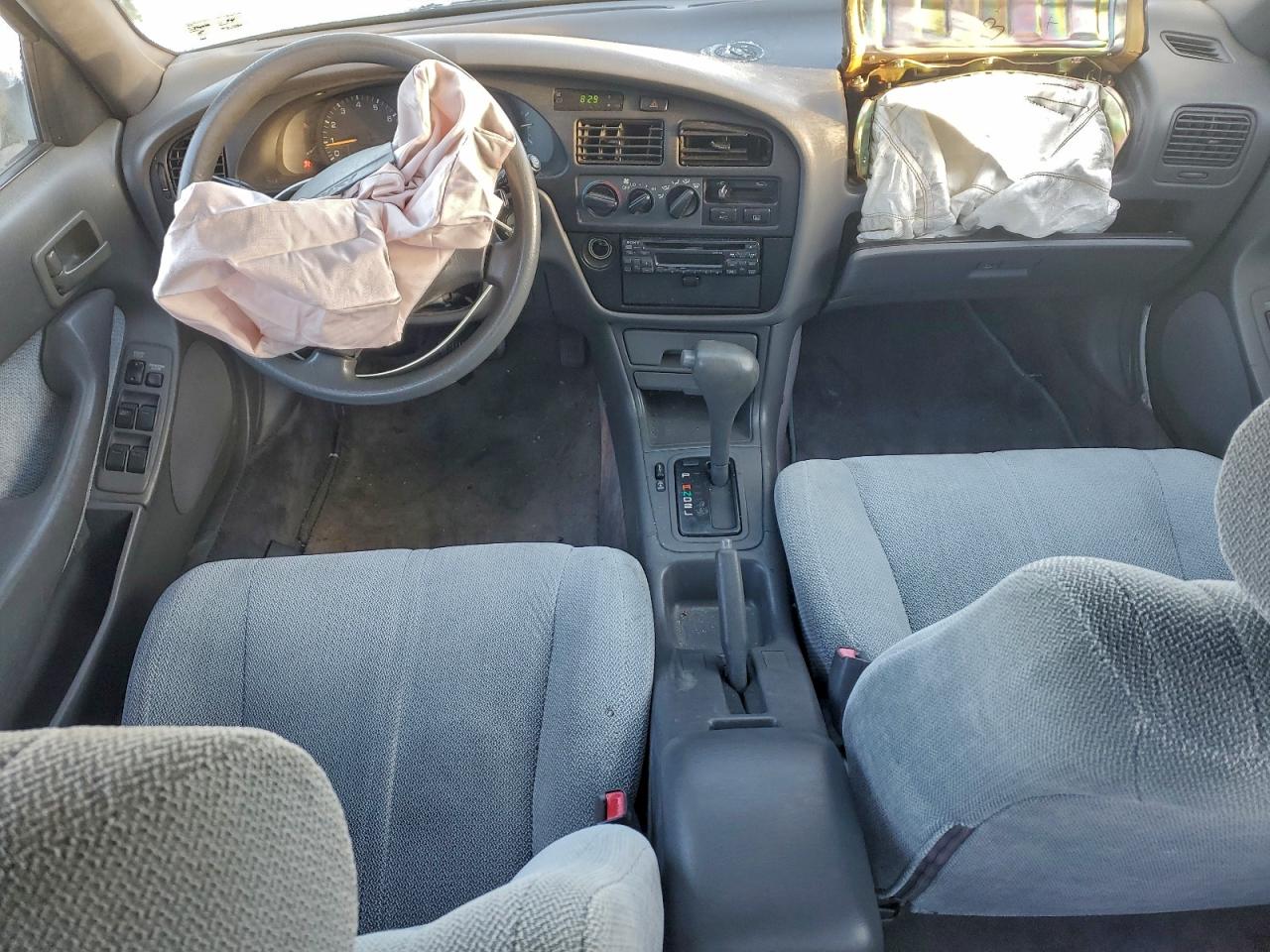 Toyota Camry Le Image 11