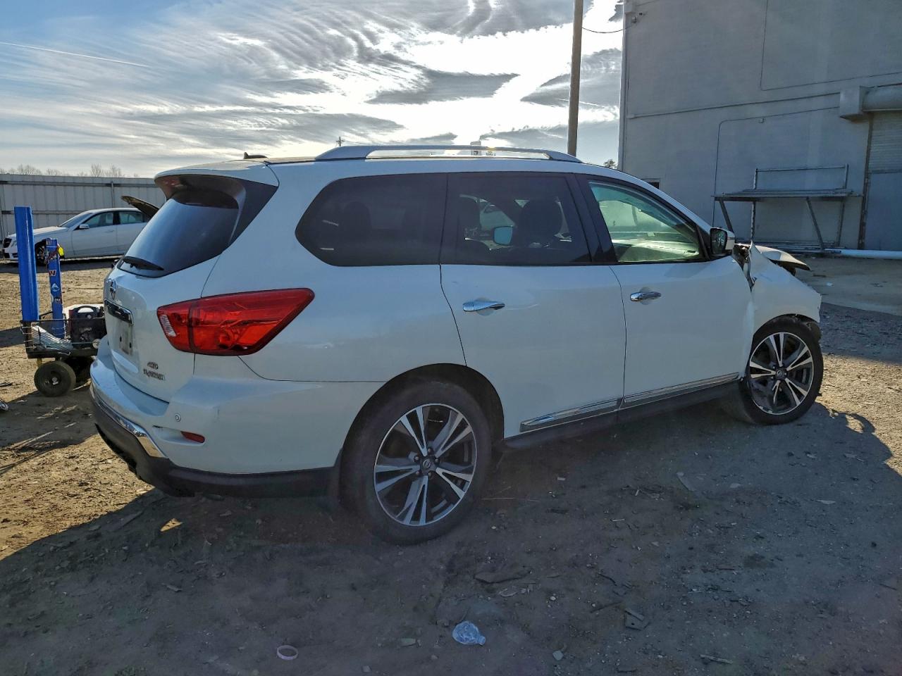 Nissan Pathfinder S Image 3