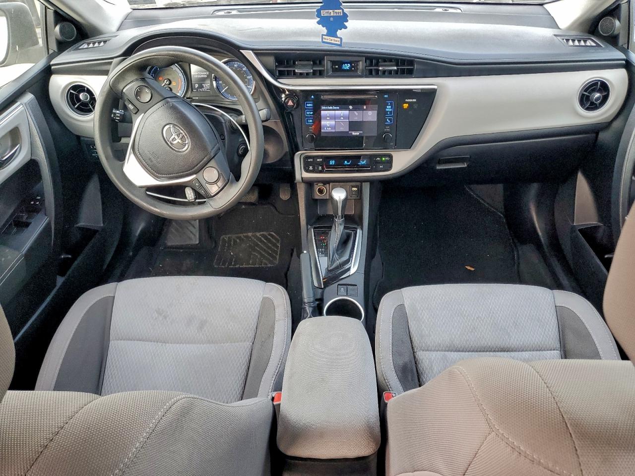 Toyota Corolla L Image 6