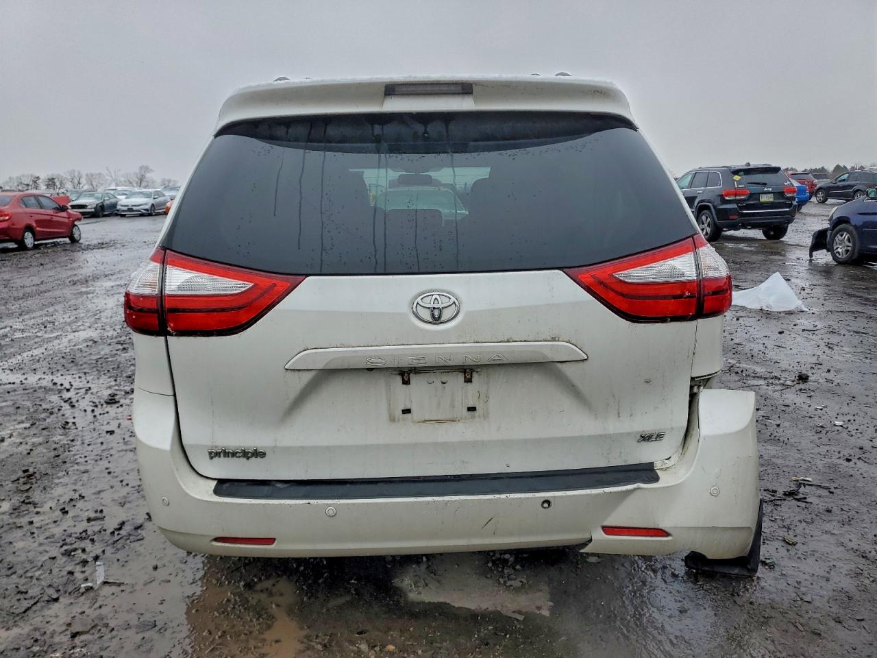 Toyota Sienna Xle Image 2