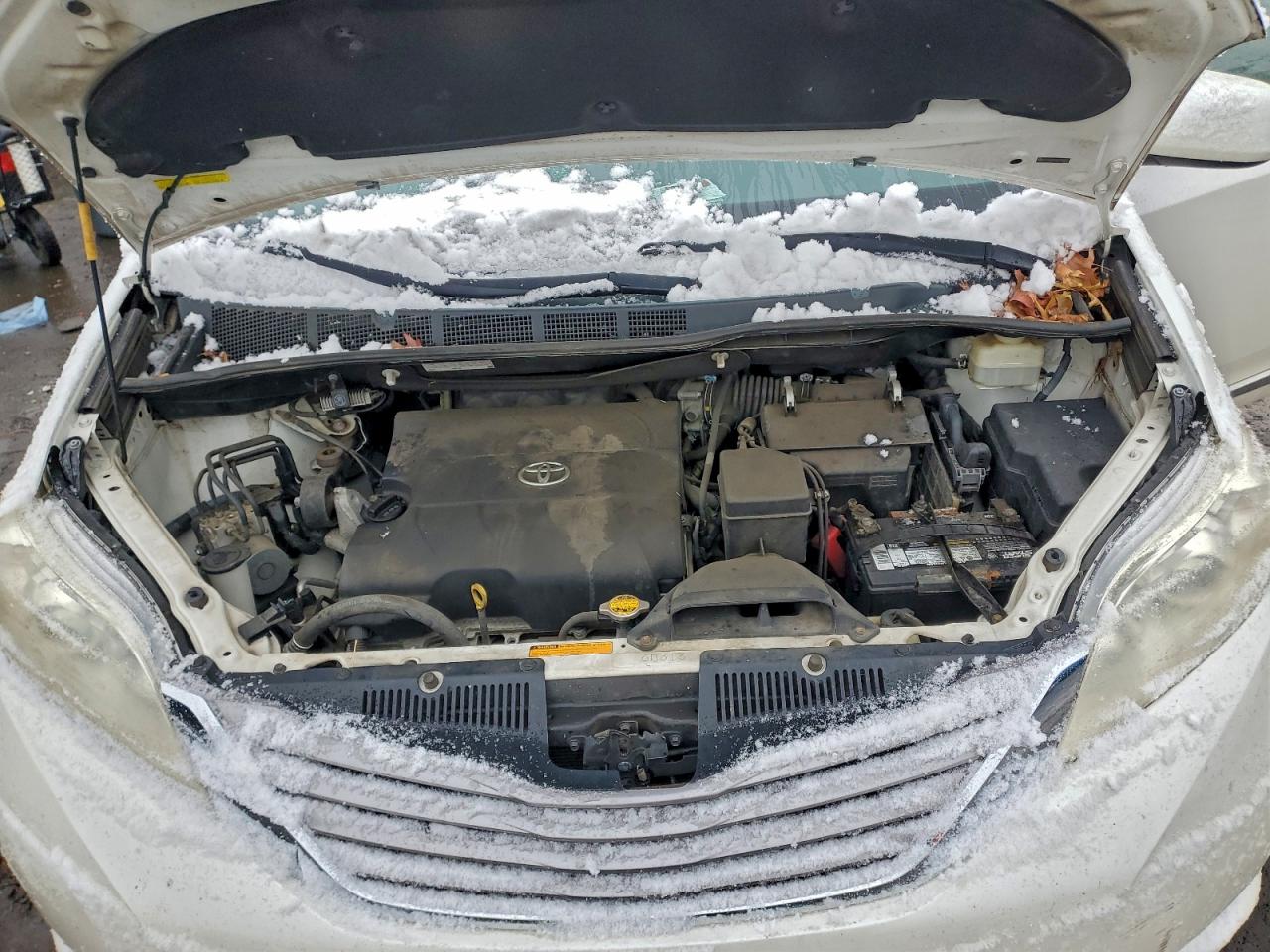 Toyota Sienna Xle Image 3