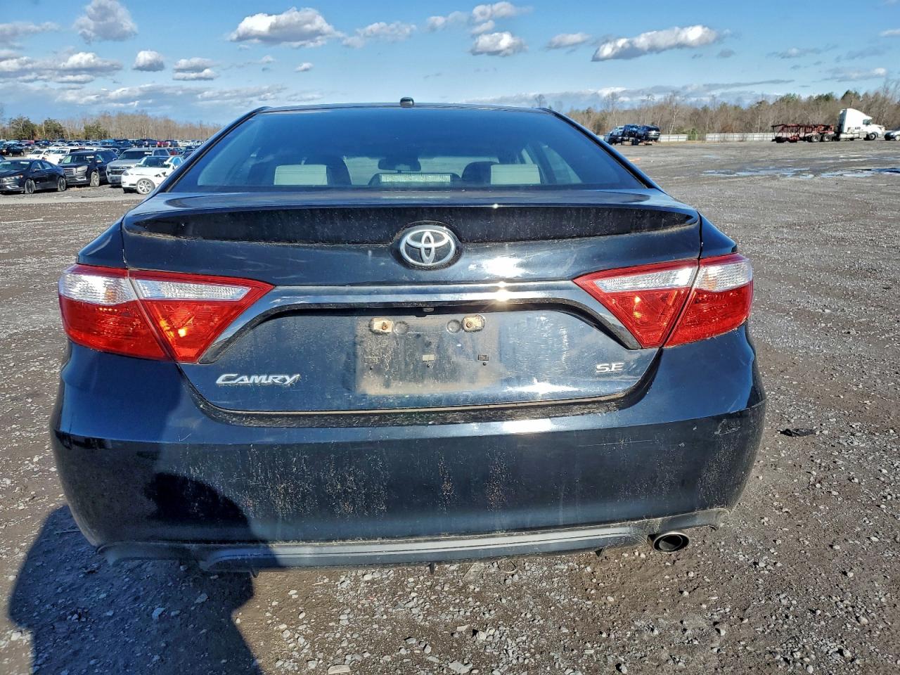 Toyota Camry Le Image 8