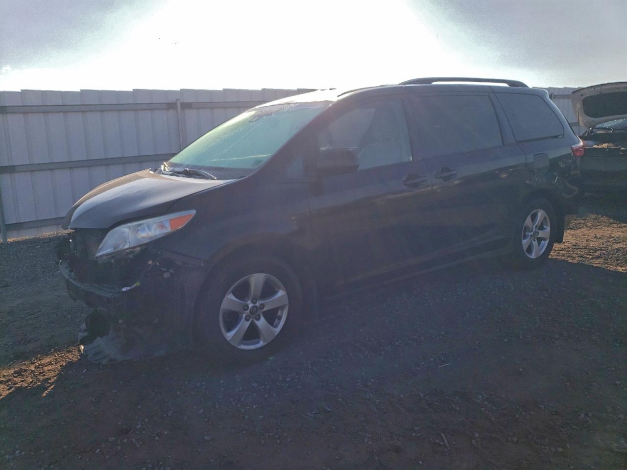 Toyota Sienna Le Image 1