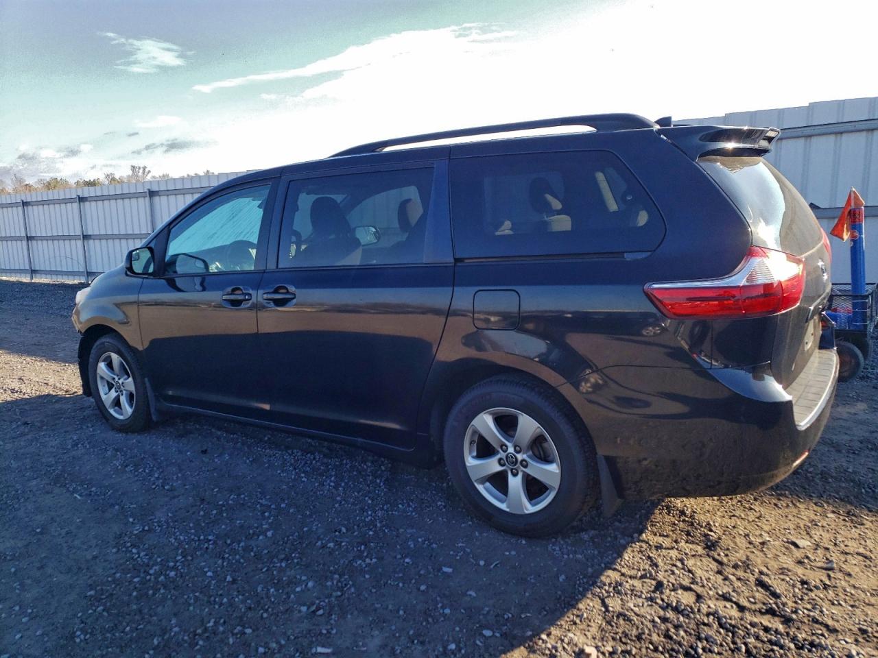 Toyota Sienna Le Image 2