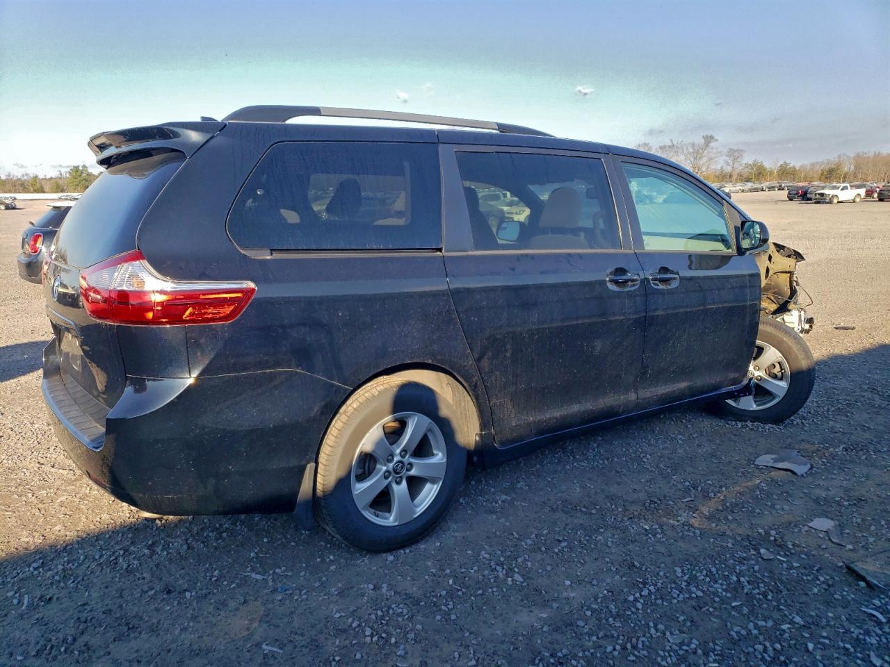 Toyota Sienna Le Image 6