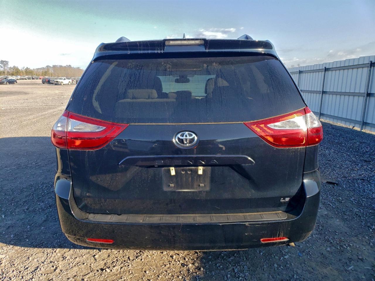 Toyota Sienna Le Image 4