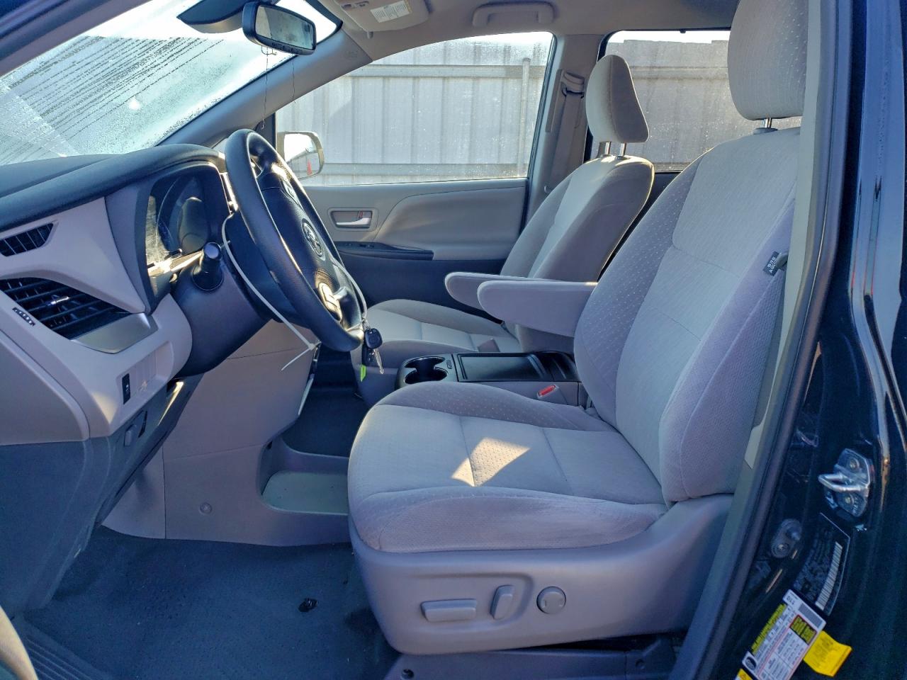 Toyota Sienna Le Image 7