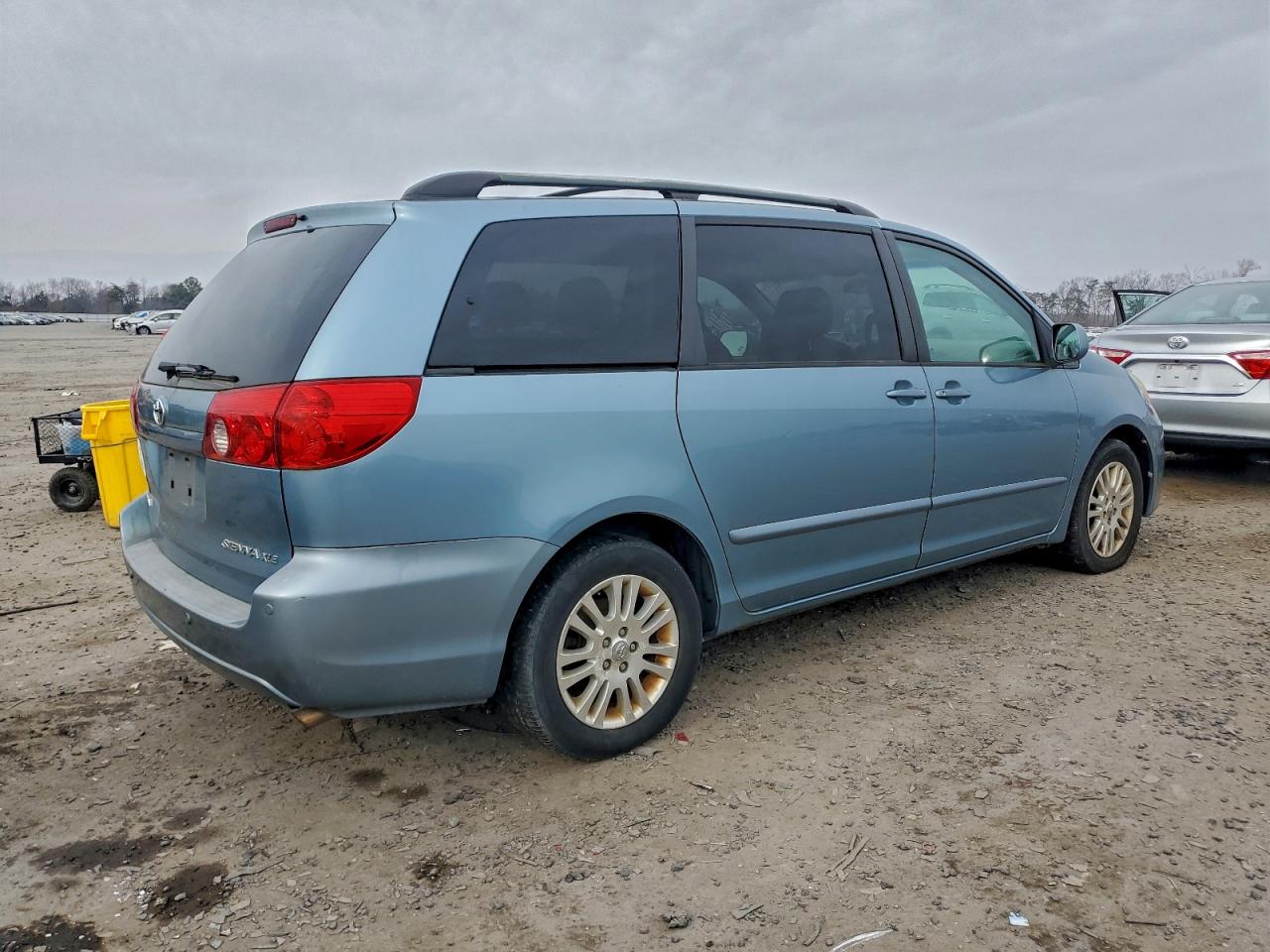 Toyota Sienna Xle Image 3