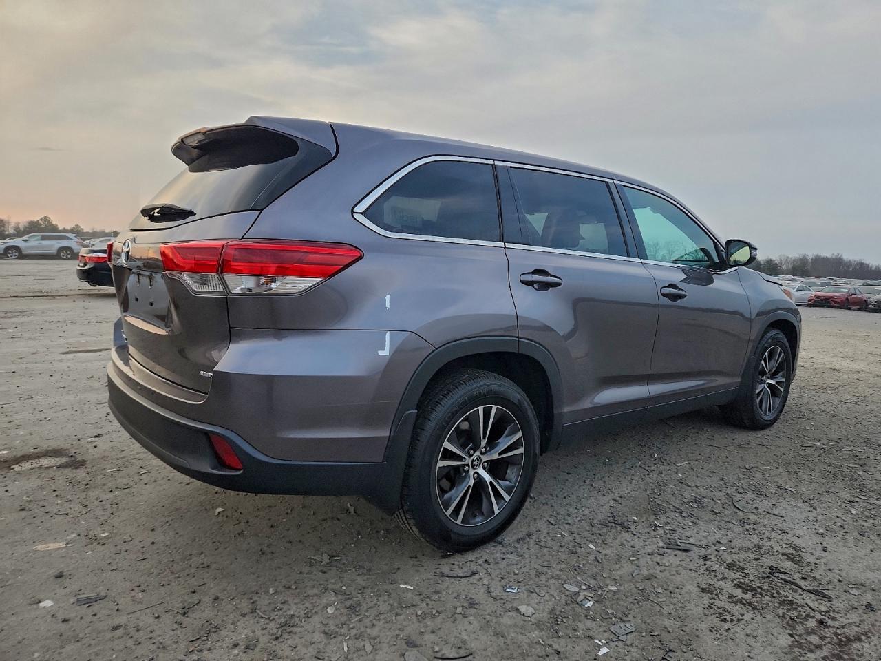 Toyota Highlander Le Image 2