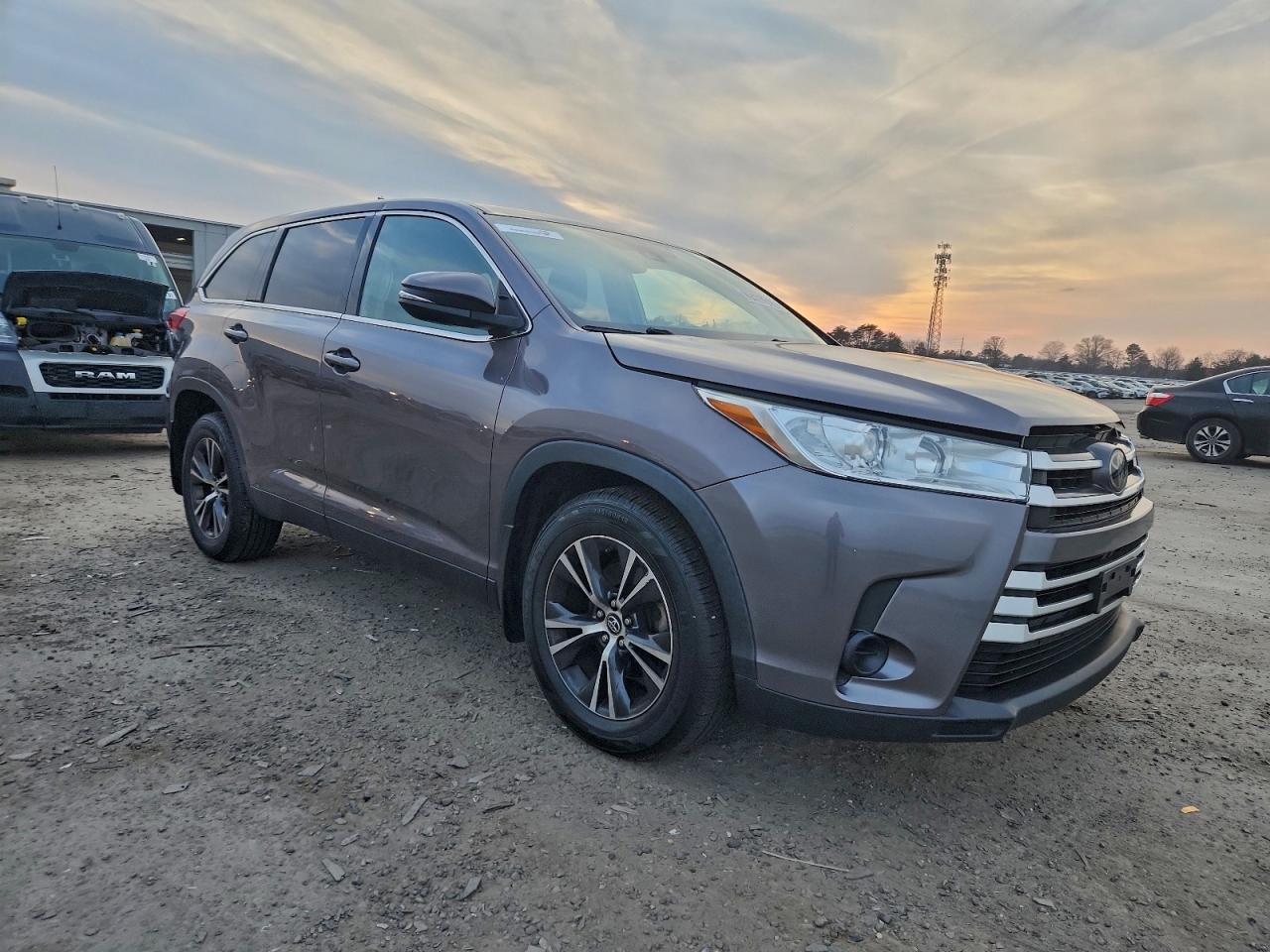 Toyota Highlander Le Image 10
