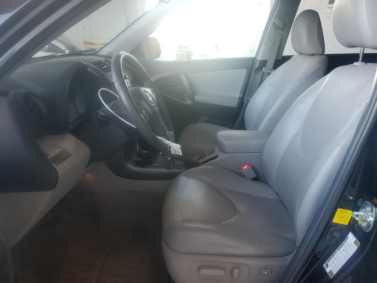 Toyota RAV4 Limited Image 11