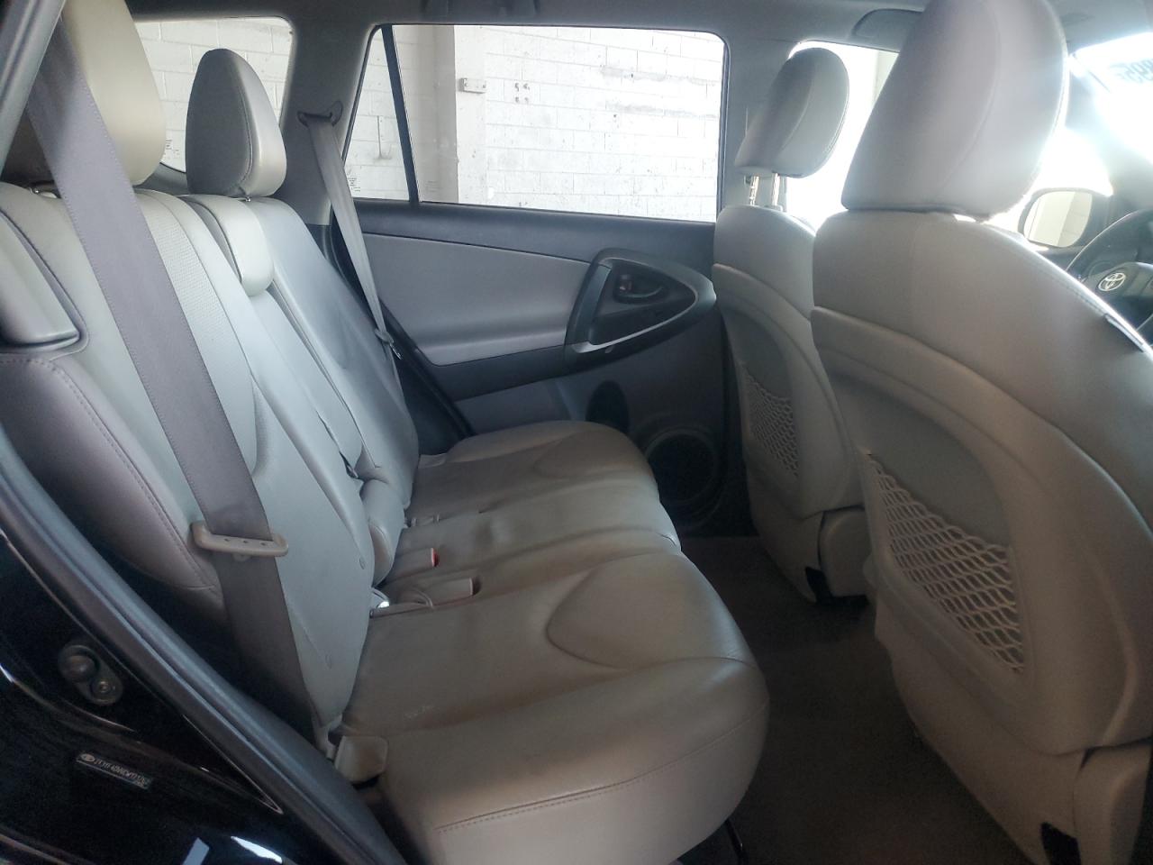 Toyota RAV4 Limited Image 7