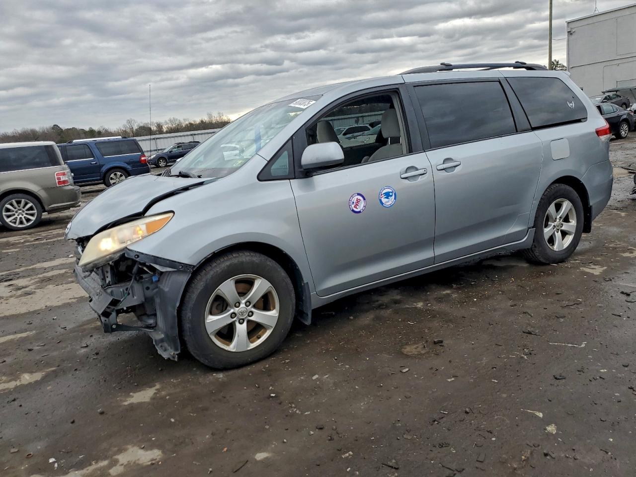 Toyota Sienna Le Image 1