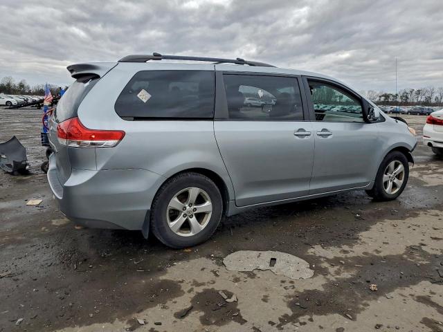 Toyota Sienna Le Image 2
