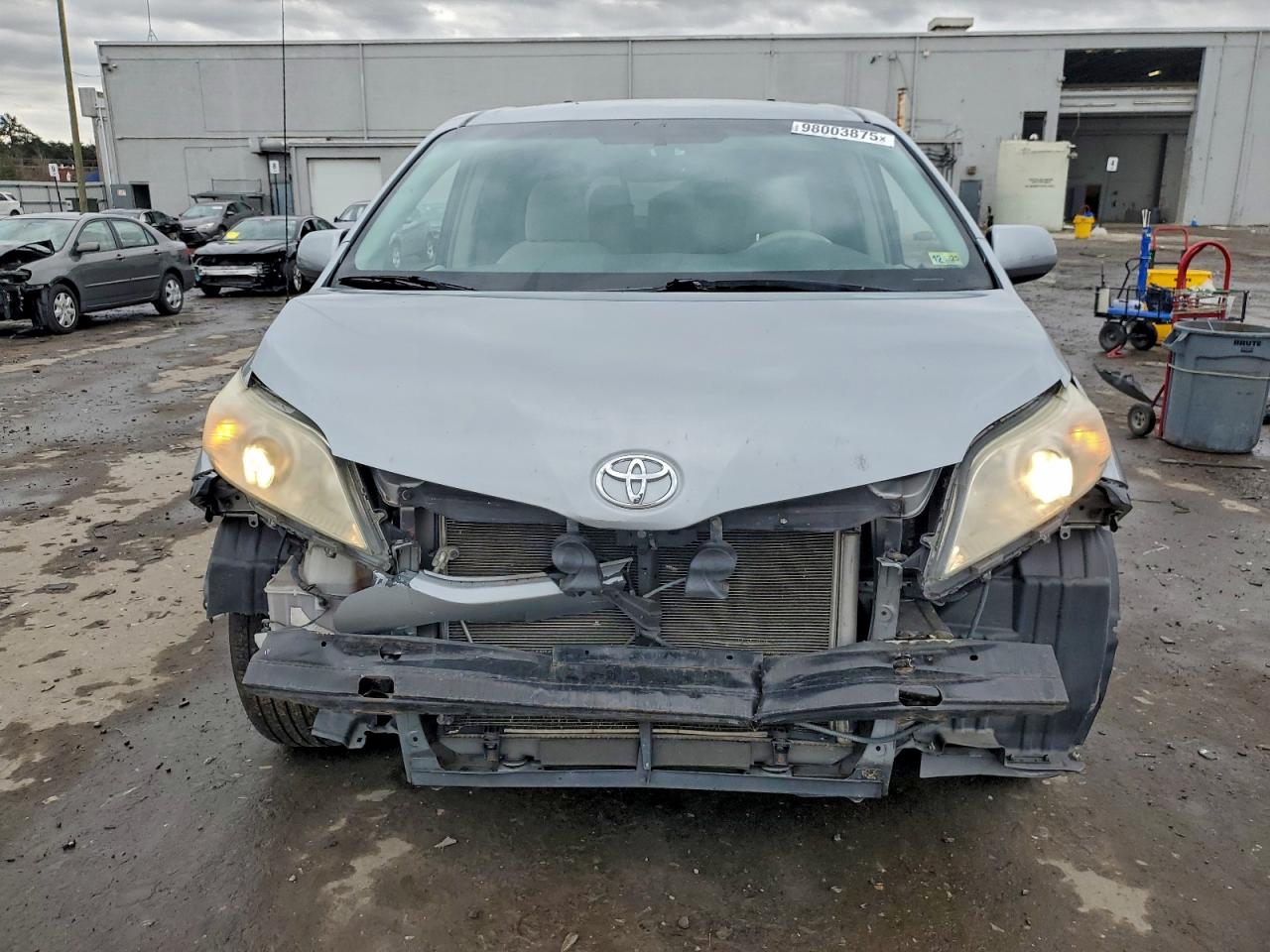 Toyota Sienna Le Image 10