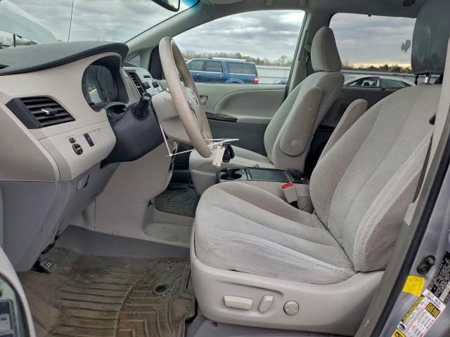 Toyota Sienna Le Image 5