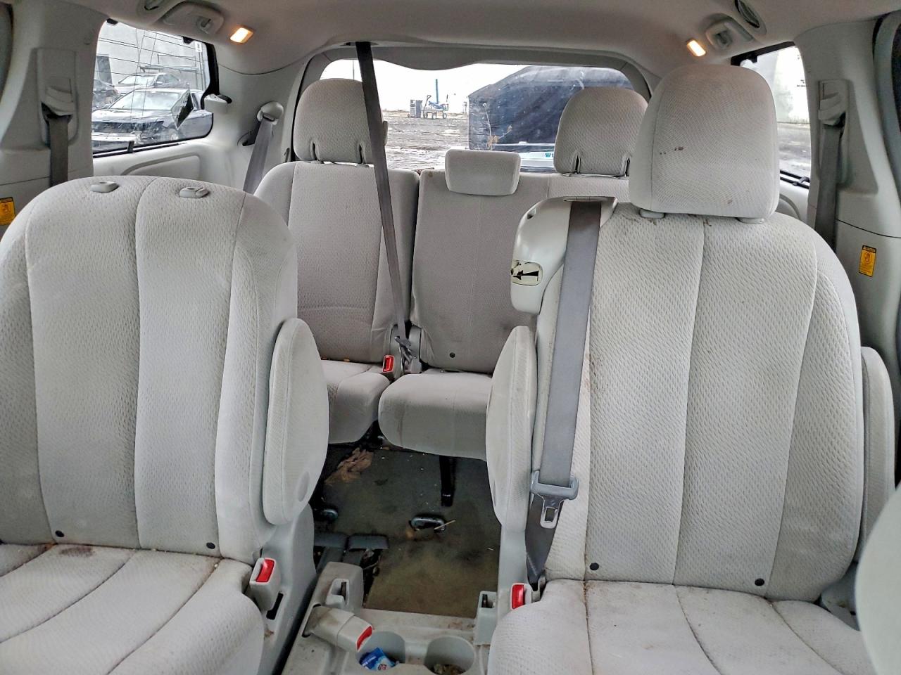 Toyota Sienna Le Image 7