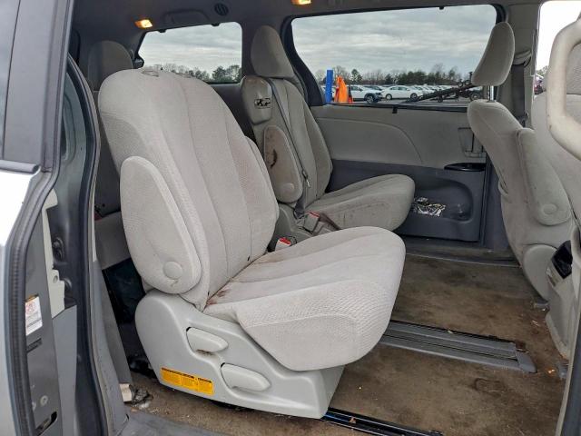 Toyota Sienna Le Image 11