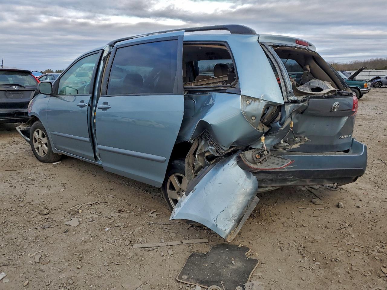 Toyota Sienna Ce Image 2