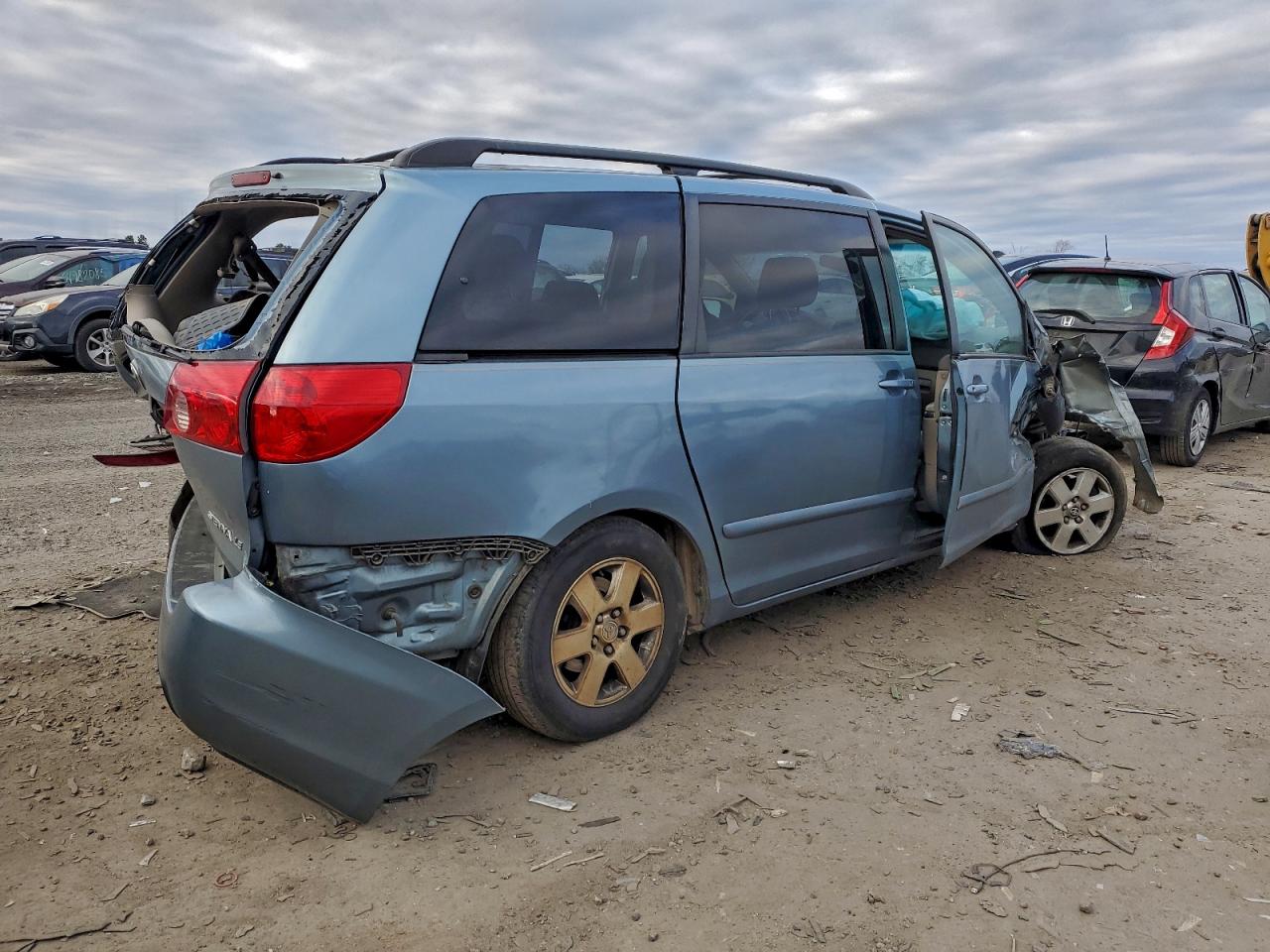 Toyota Sienna Ce Image 4
