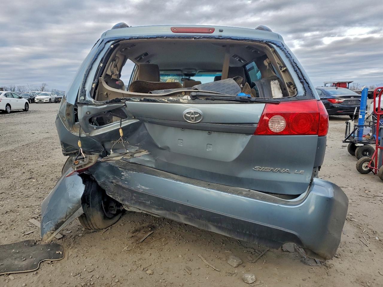 Toyota Sienna Ce Image 3