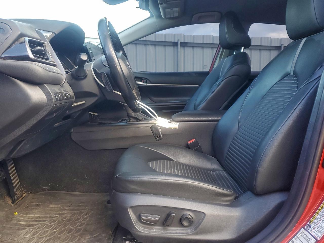 Toyota Camry Se Image 10