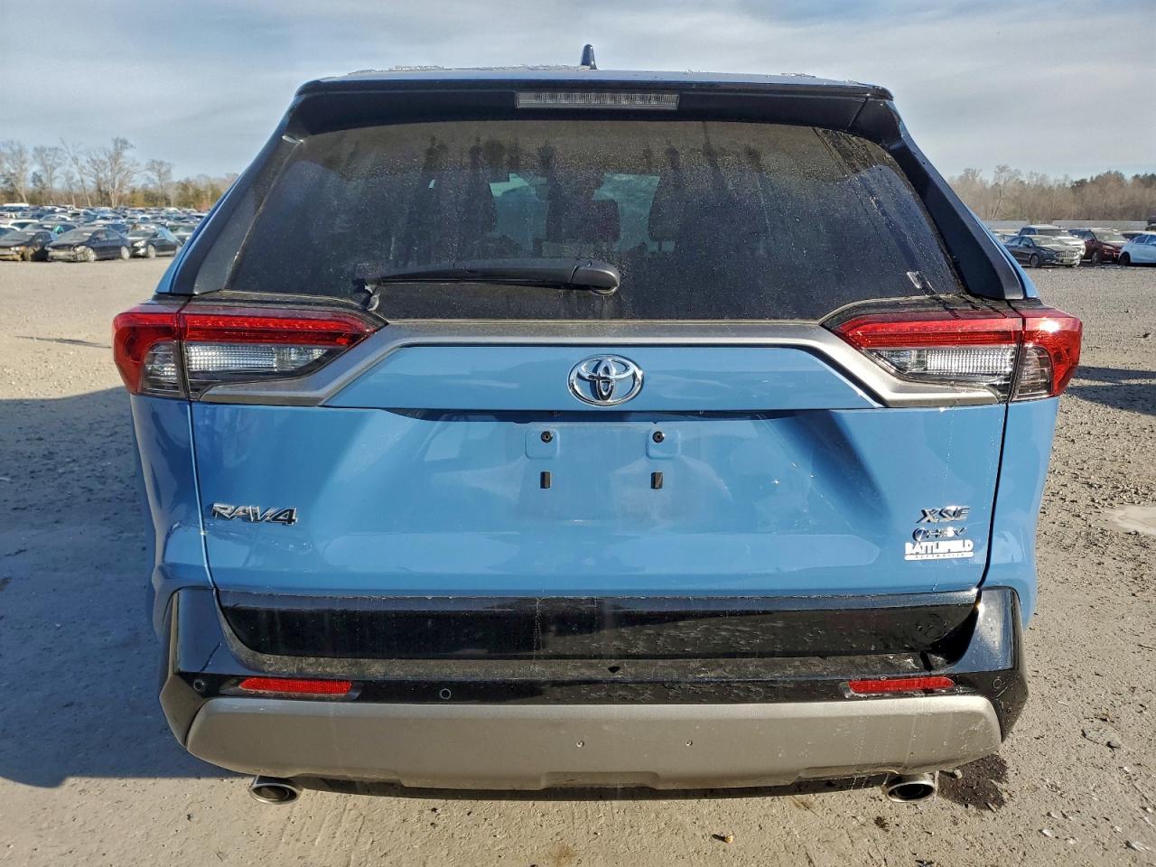 Toyota RAV4 Xse Image 6