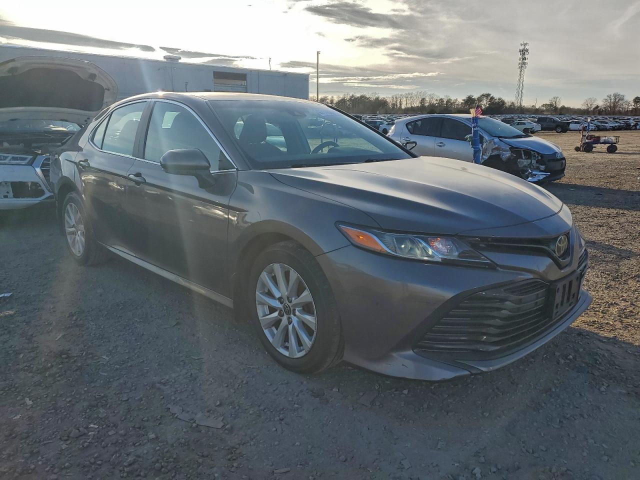 Toyota Camry Le Image 4