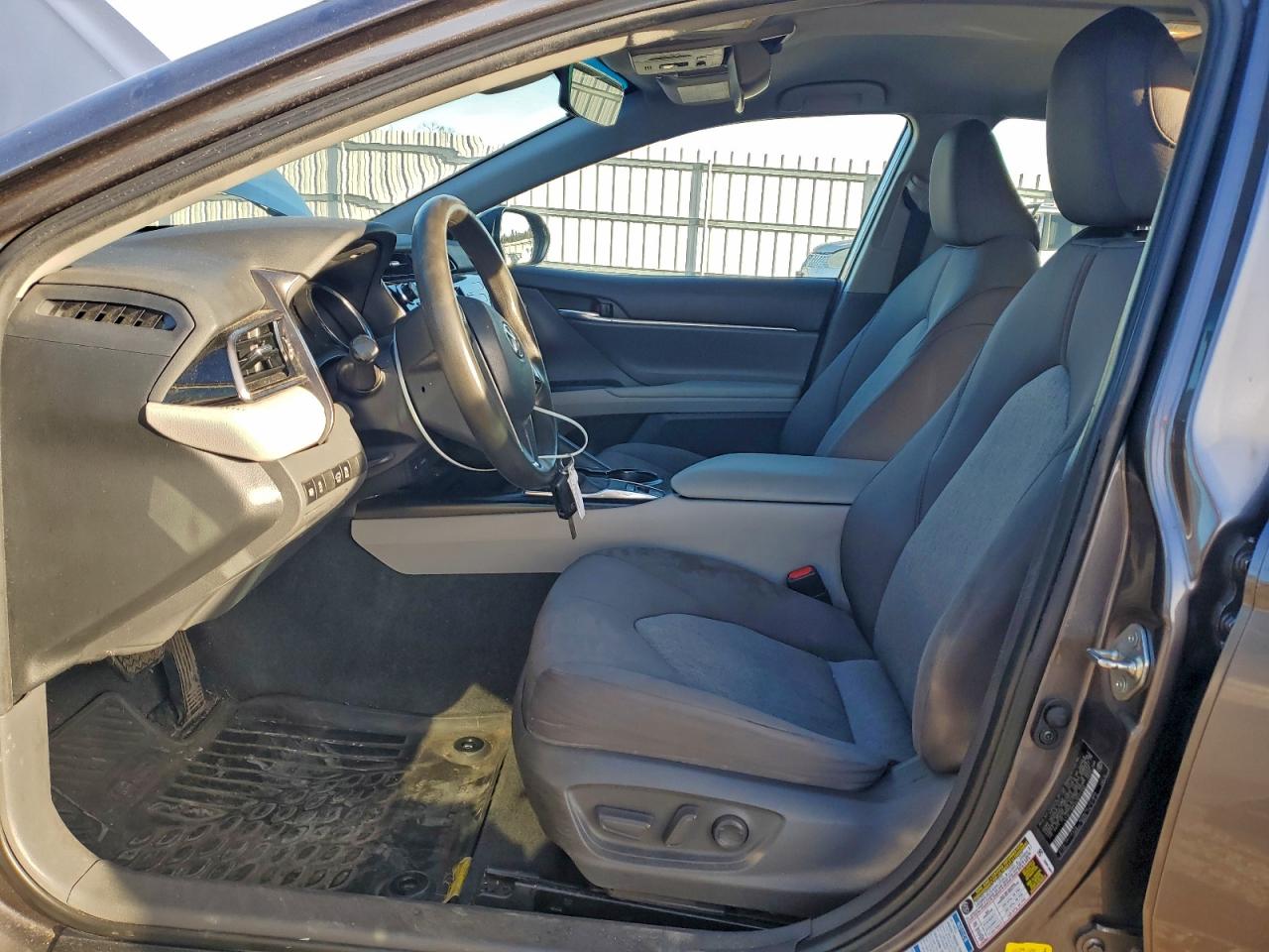 Toyota Camry Le Image 6