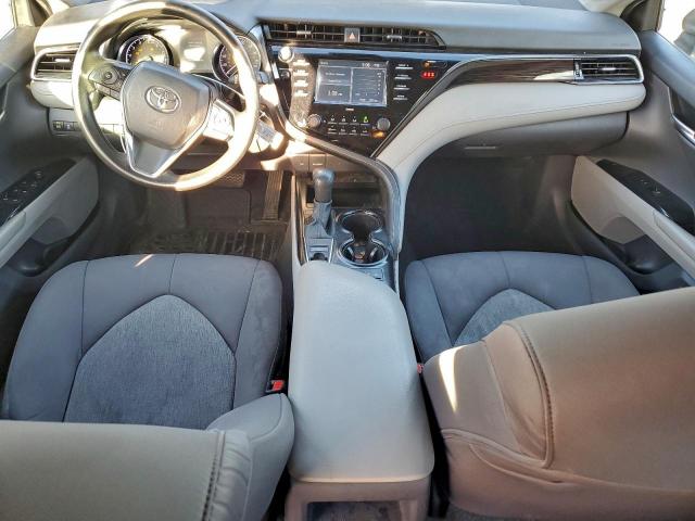Toyota Camry Le Image 8