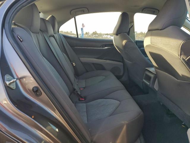 Toyota Camry Le Image 10