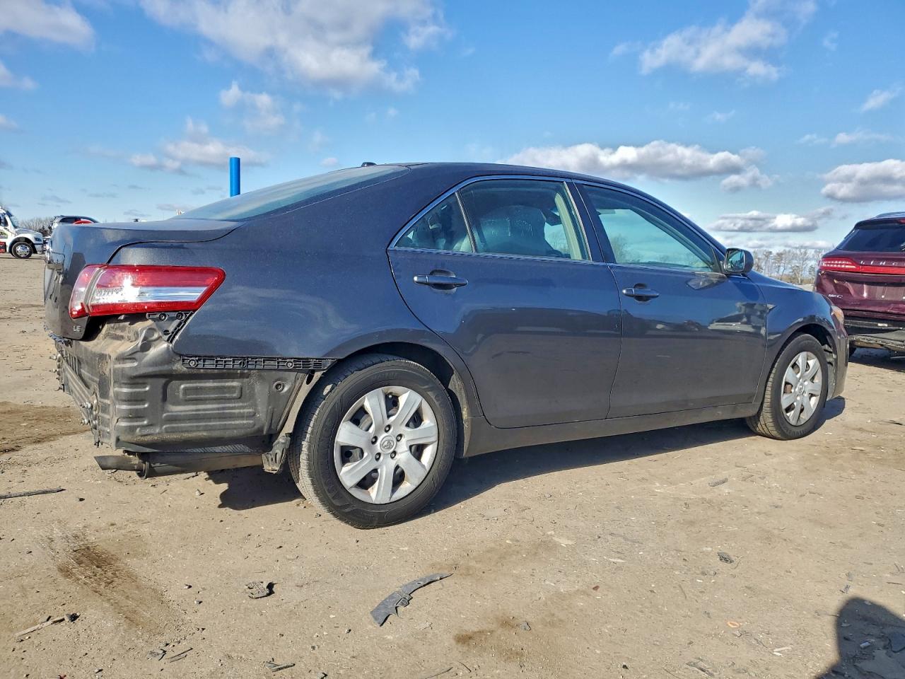 Toyota Camry Base Image 6